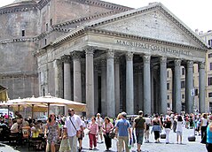 Panteón de Roma: el tímpano es el área dentro del pedimento triangular ahora liso, pero que estaba originalmente decorado.