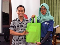 Adwi (left) is receiving prize as the second winner of Wiki Mrebawani II period 2. On the right is Amy, one of Wiki Mrebawani II committee members.