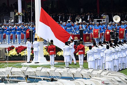 Pengibaran Bendera Sang Saka Merah Putih pada setiap perayaan 17 Agustus di Istana Merdeka