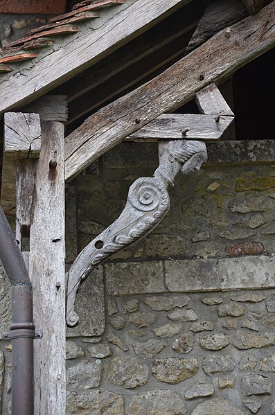 File:Pièce de charpente sculptée (Angles-sur-l'Anglin, France).jpg