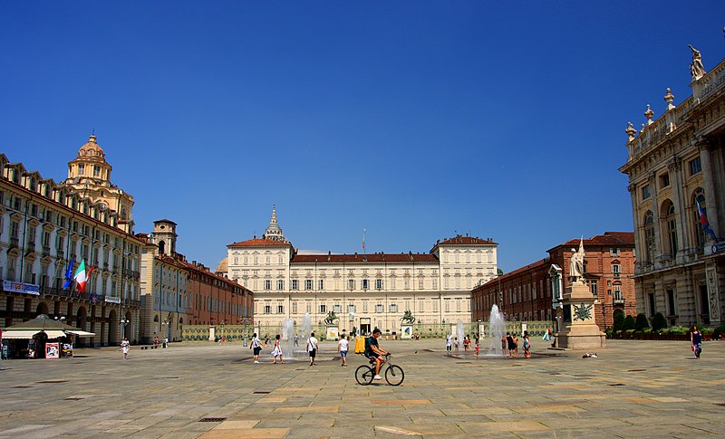 File:Piazza Castello e palazzo reale, Torino.jpg