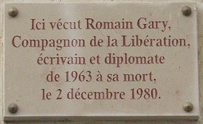 Au no 108 : Romain Gary (son domicile parisien).