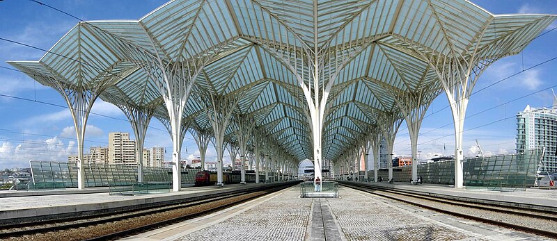 File:Plataforma ferroviaria da Gare do Oriente.jpg