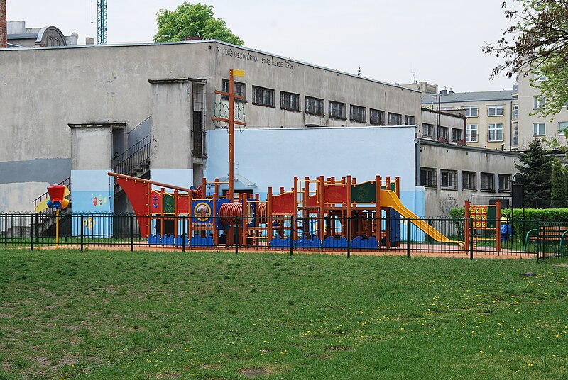 File:Playground equipment - pirat's ship, Łódź Karolewska Street 2015 02.jpg