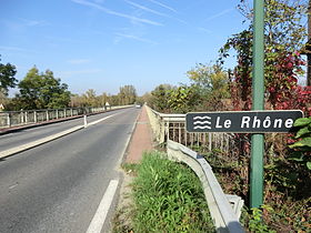 Vue de la RD 61 au pont de Jons, photographiée depuis la rive gauche du Rhône, à Jons.