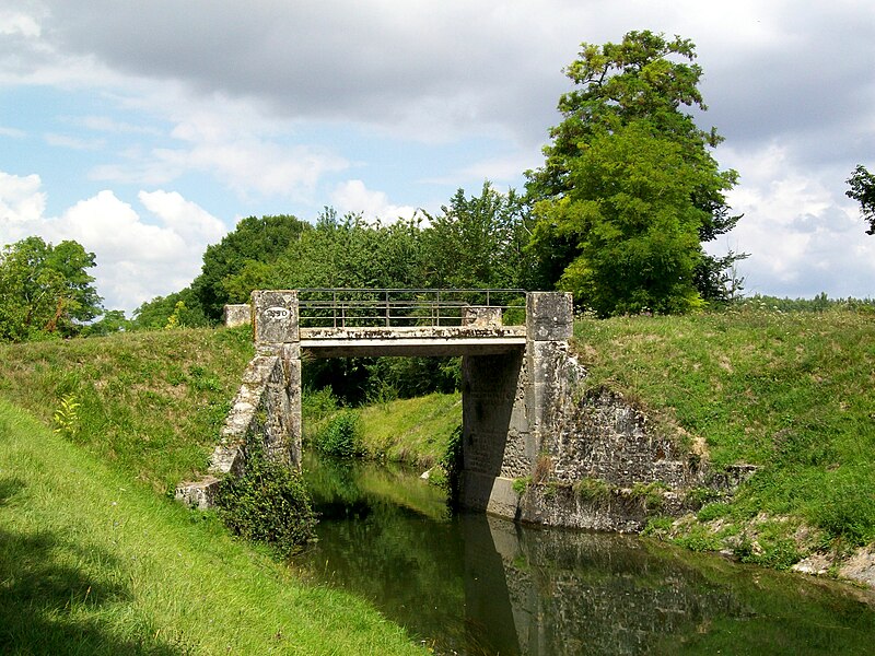 File:Pont sur le canal de l'Ourcq à l'est de Congis-sur-Thérouanne.jpg