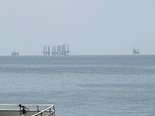 Vista das instalações de petróleo ao largo de Port-Gentil, 2010