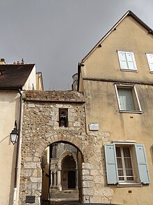 Porte de l'Officialité cloître Notre-Dame de Chartres Eure-et-Loir France.jpg