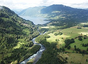 Řeka Llanquihue a jezero Neltume.JPG