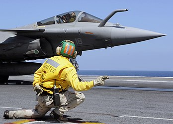 Un Rafale F2 de la Marine nationale française paré au catapultage à bord du porte-avions américain USS Theodore Roosevelt (CVN-71) durant l'exercice Operation Brimstone au large de Norfolk (Virginie). (définition réelle 2 100 × 1 500)