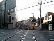 京福ホーム（ラインカラー導入前）。手前の道路は四条通（2006年）。