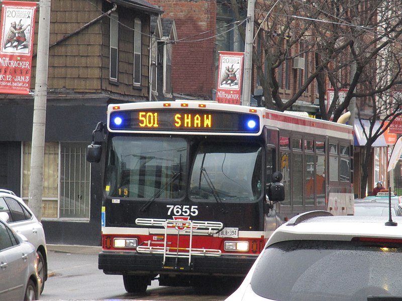 File:Replacement bus on Queen, 2015 12 01 (23439934936).jpg