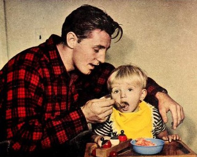 His father feeds Mitchum in 1946