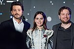 Thumbnail for File:Rogue One- A Star Wars Story Japan Premiere Red Carpet- Diego Luna, Felicity Jones &amp; Gareth Edwards (34989165153).jpg