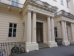 הכניסה לבניין החברה המלכותית בלונדון