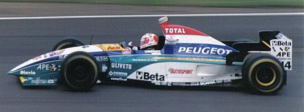 Rubens Barrichello, pénalisé pour avoir pris un faux-départ, s'accroche avec Mark Blundell en fin de course.