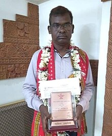 Rupchand Hansdah menerima Penghargaan Terjemahan 2018.jpg