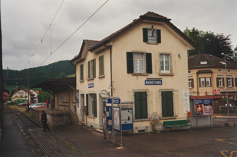 File:SBB Historic - F 122 00067 004 - Baeretswil Stationsgebaeude mit Gueterschuppen Bahnseite.jpg