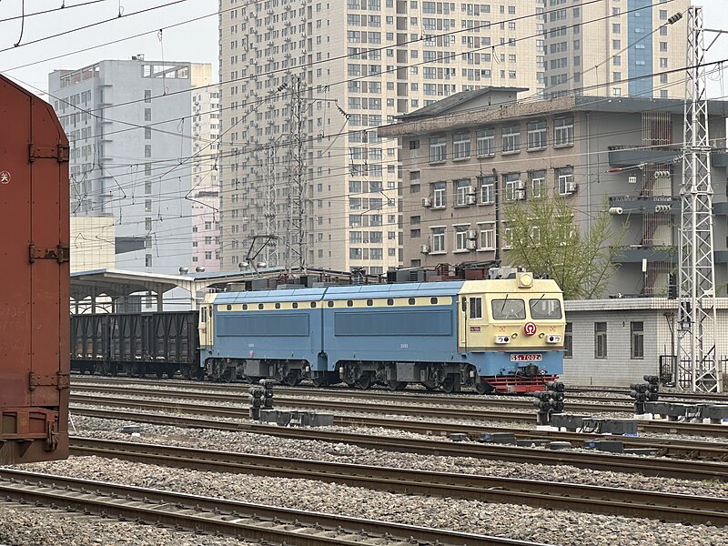 File:SS4-7002 Locomotive in Baoji Railway Station, Apr 4 2024.jpg