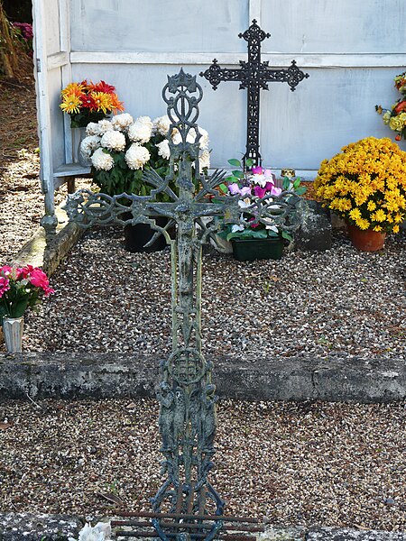 File:Saint-Antoine-d'Auberoche cimetière croix (3).JPG