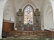 Le chœur et son tabernacle à ailes.