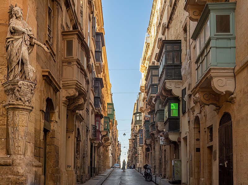 File:Saint Christopher Street in Valletta (32711).jpg