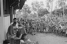 Bringin, kledingverstrekking door het Rode Kruis (september 1947)