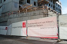 Zitat von Herbert Achternbusch auf Transparent der Stadtgalerie Lehen an einem Bauzaun während der Bauphase im Stadtwerk Lehen, Salzburg