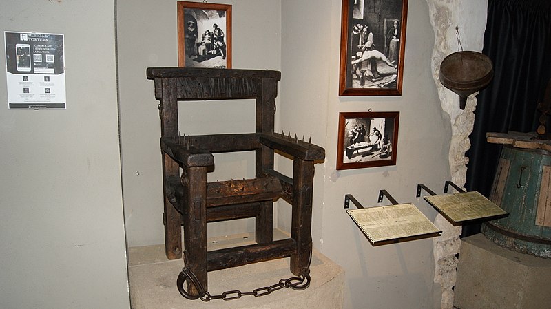 File:SanMarino-Museum Tortur-Torture instruments-chair.jpg