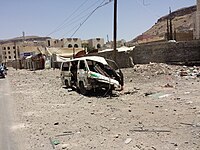 Uma rua destroçada na capital iemenita de Sanaa.