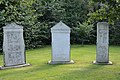 Fünf Repliken von Grabsteinen vom Lundener Geschlechterfriedhof vor dem aktuellen Friedhof.
