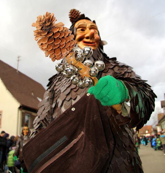 File:Schwarzwälder Tannenzapfe - Waldgeisterumzug im March im Breisgau 2015.jpg