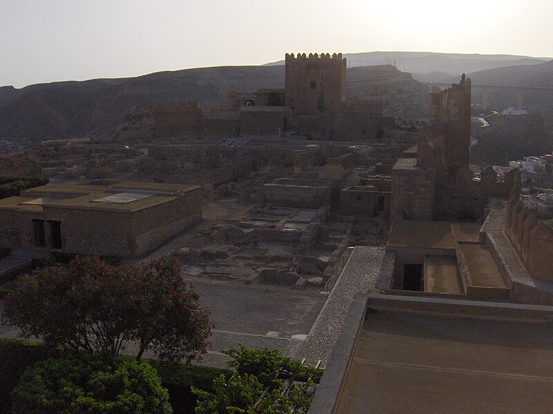 File:Segundo recinto Alcazaba Almería.JPG