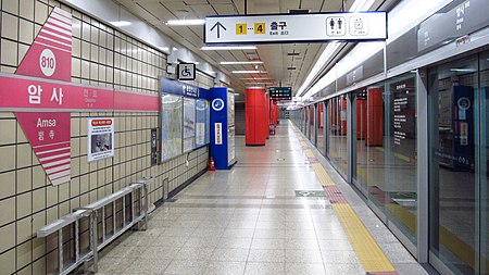 Seoul metro 810 Amsa station platform 20180914 133624