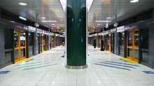 Full-height doors on Tokyo Metro Namboku Line and Toei Mita Line Shirokanetakanawa Station-platform 2007.JPG