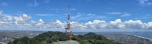 Hiratsuka from Shonandaira (The left side is the north, the center is Hiratsuka TV Tower, and on the right in the rear is Sagami Bay and the mouth of 