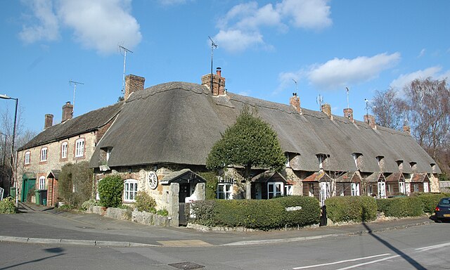 Late 17th or early 18th century thatched cottages in Longcot Road