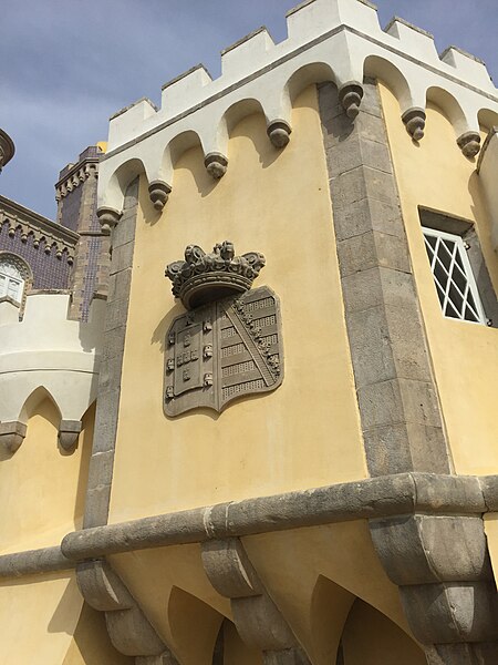 File:Sintra, Palácio Nacional da Pena, Porta Férrea, detalhe (5).jpg