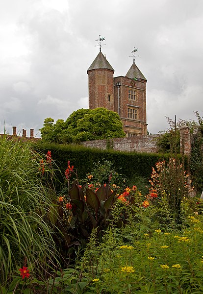 File:Sissinghurst Gardens 8 (4907326439).jpg