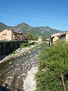 Sospel, dans les Alpes-Maritimes. La Bévéra y coule paisiblement, avec le Pont Vieux qui l'enjambe.