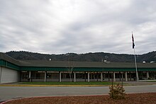 Güney Umpqua Lisesi (Tri City, Oregon) .jpg