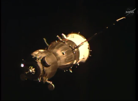 Soyuz TMA-13M-5-28-2014-25m-final-approach-hand-in-window.png