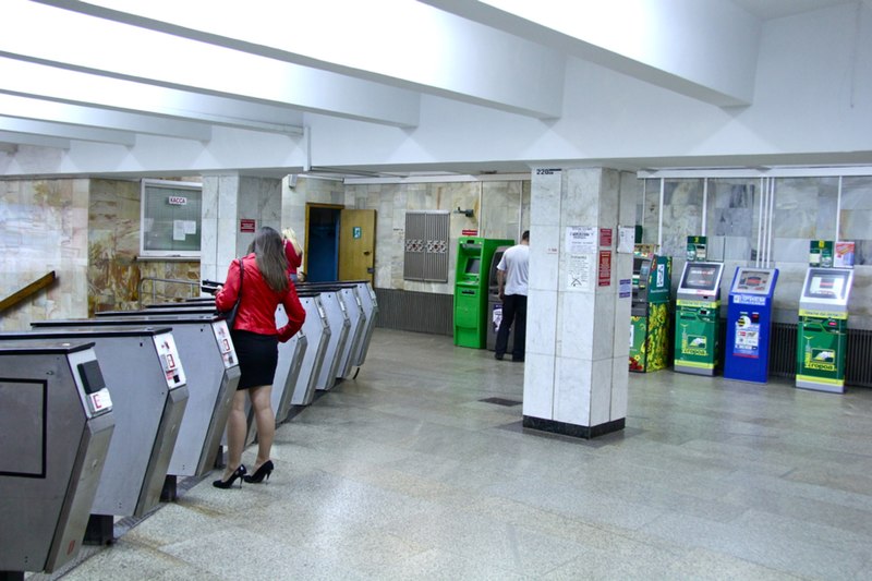 File:Sportivnaya metro station entrance (Вход на станцию метро Спортивная) (7079894585).jpg