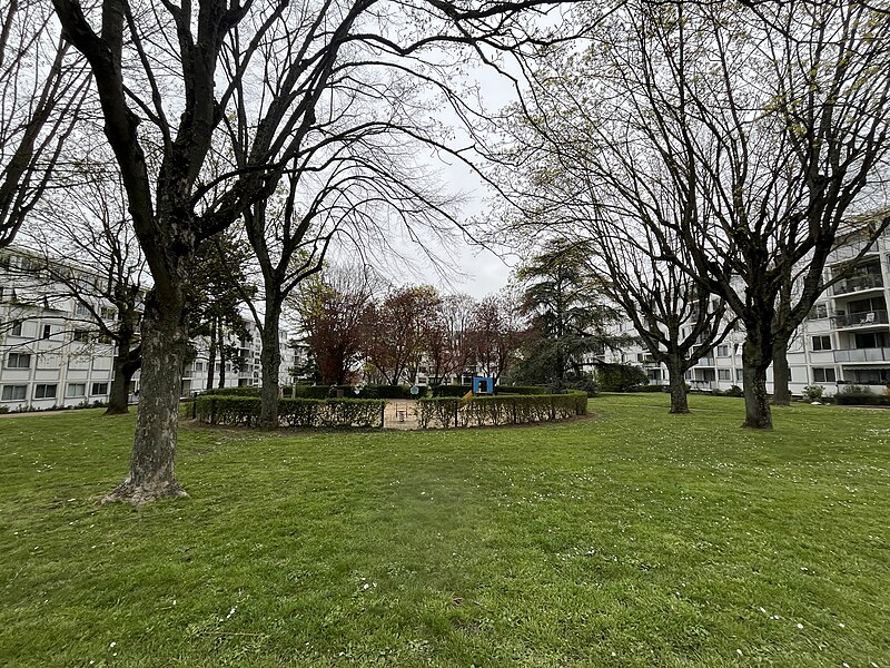 File:Square des Villebenettes 1.jpg