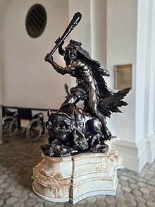 הרקולס מכה בלאדון, הדרקון־נחש. פסל ברונזה מהמאה ה־18 שהוצב בארמון שנברון, וינה, אוסטריה