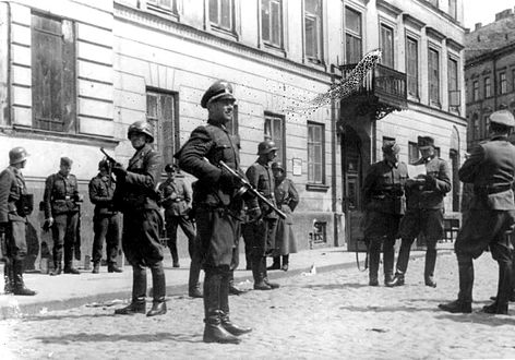 Kolekcja Stroopa, nieużyta w raporcie (#9) Ulica Prosta. Terenu Dużego Toebbensa, SS-mani stoją na ul. Prostej przy Twardej. Nie ma ruin zniszczonego we wrześniu 1939 budynku Prosta 2 róg Twardej.[48][49]