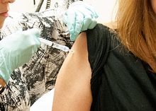 Uczestnik badania otrzymuje szczepionkę NIAID-GSK kandydata na ebolę (3).jpg