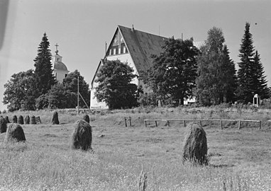 Sysmän Pyhän Olavin kirkko ja kellotapuli (vuonna 1936). (Museovirasto, Pietisen kokoelma).