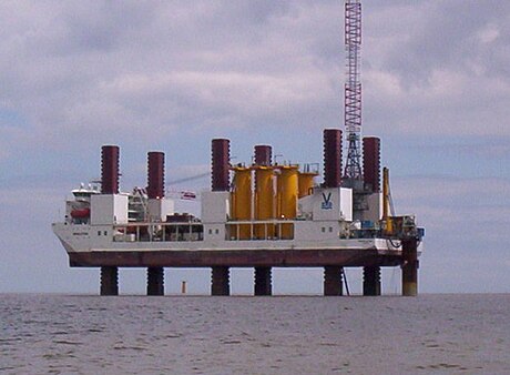 Wind turbine installation vessel