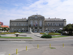 TRG KRALJA PETRA Bijeljina Town Hall.png